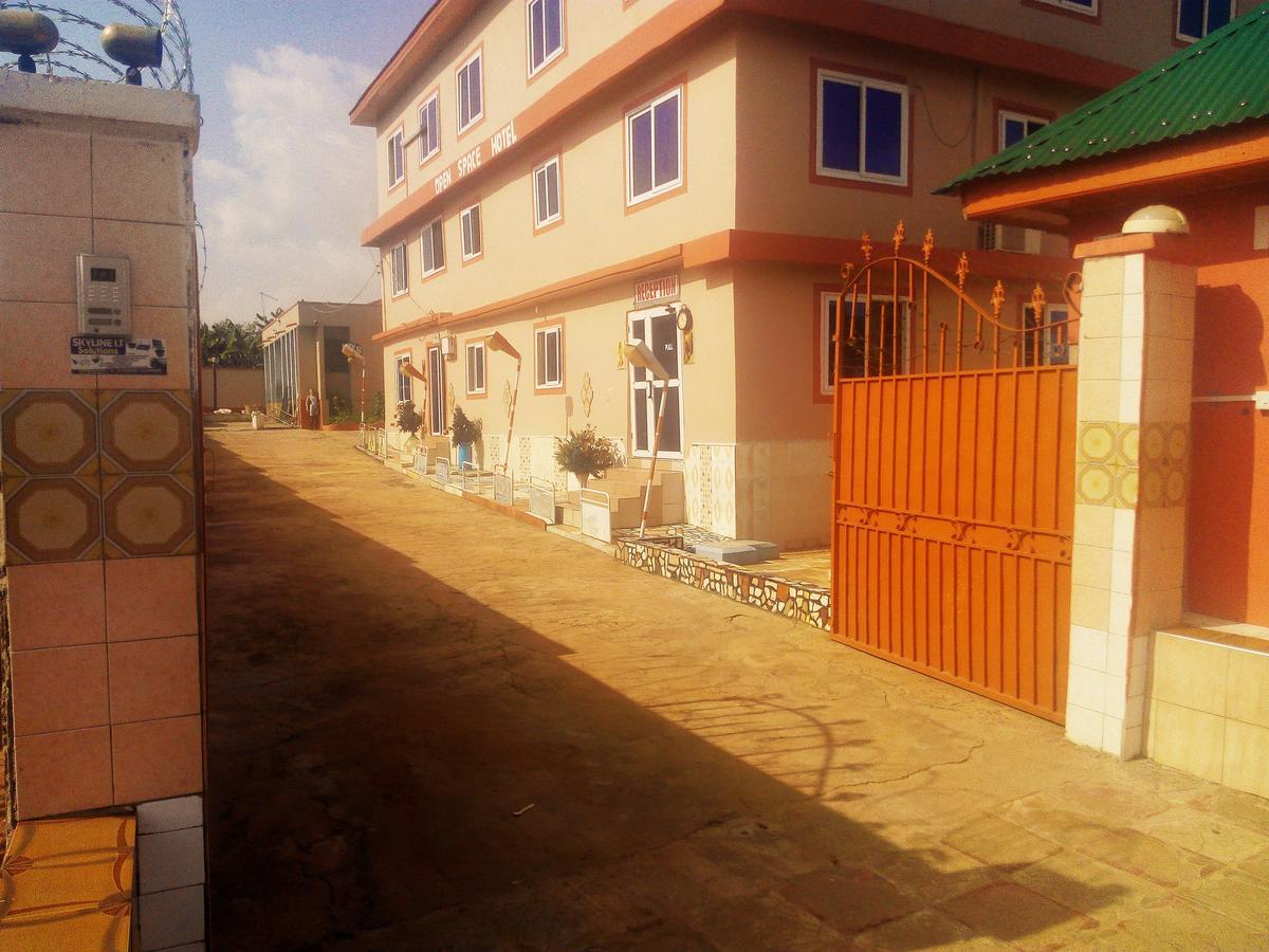 Open Space Hotel Kumasi Exterior foto